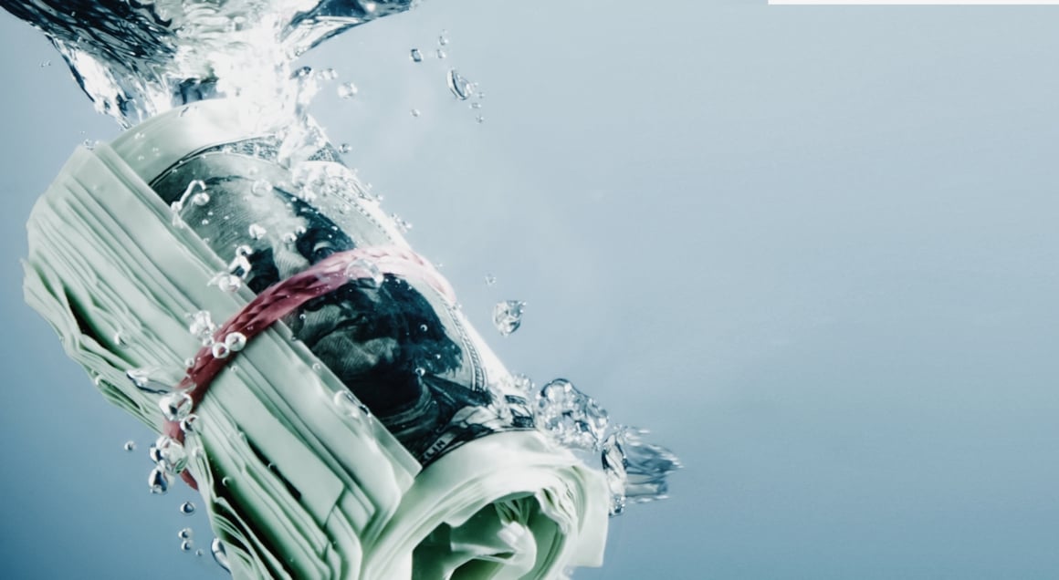 Pengeseddel rullet sammen og under vann.