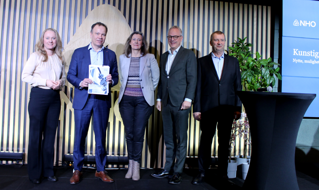 Viseadministrerende direktør Anniken Hauglie i NHO overrakte den ferske KI-rapporten til statssekretær Tomas Norvoll i det nye Digitaliserings- og forvaltningsdepartementet, Kari Olrud Moen i Finans Norge, Øystein Eriksen Søreide i Abelia og Ove Guttormsen i Nelfo. Foto.