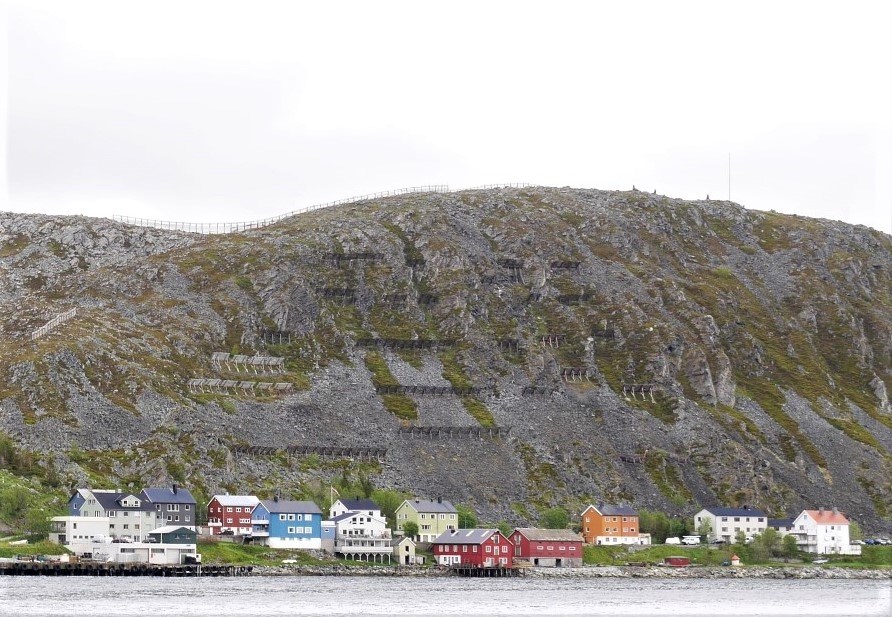 Skredsikring i Kjøllefjord, Lebesby kommune. Foto: Odd-Are Mikkelsen/NVE.