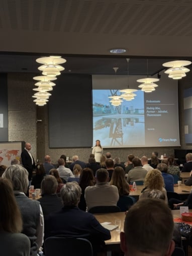 Hedvig Moe som snakker i Finansnæringens Hus.