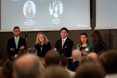Klima‑ og miljøminister Andreas Bjelland Eriksen, Margrethe Assev fra Storebrand, Grunde Almeland fra Venstre, Guro Hauge fra NHO Byggenæringen og Anne Jortveit fra Norsk klimastiftelse under panelsamtale på Bærekraftskonferansen. 