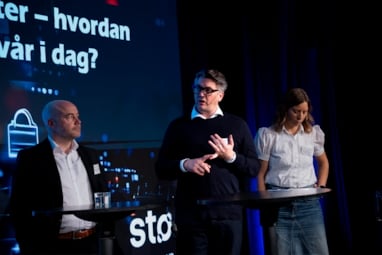 Til venstre: Pål Christian Waag fra Finans Norge, Lars Nordbryhn fra IBM og Astrid Undheim, fra Sparebank 1 SMN under panelsamtale på Betaling- og digitaliseringskonferansen 2025.