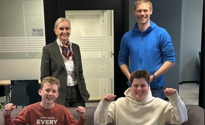De to elevene sammen med lærer og banksjef.Foto.