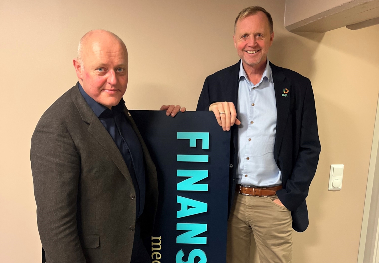 Stig Skjøstad, administrerende direktør i NAF og Bjørn Kjærand Haugland, administrerende direktør i Skift. Poserer med Finanslunsj skilt. Foto.
