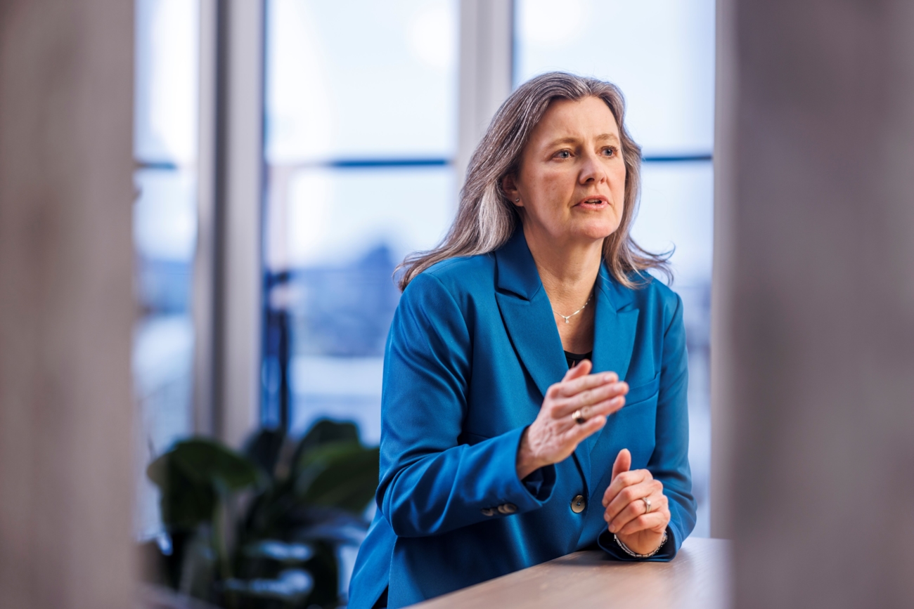 Kari Olrud Moen, administrerende direktør i Finans Norge som snakker engasjert. Foto.