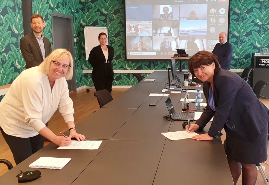 Her signerer Finansforbundets forhandlingsleder Vigdis Mathisen og Finans Norges forhandlingsleder Runa Opdal Kerr. Foto: Alexander Lange, Finans Norge