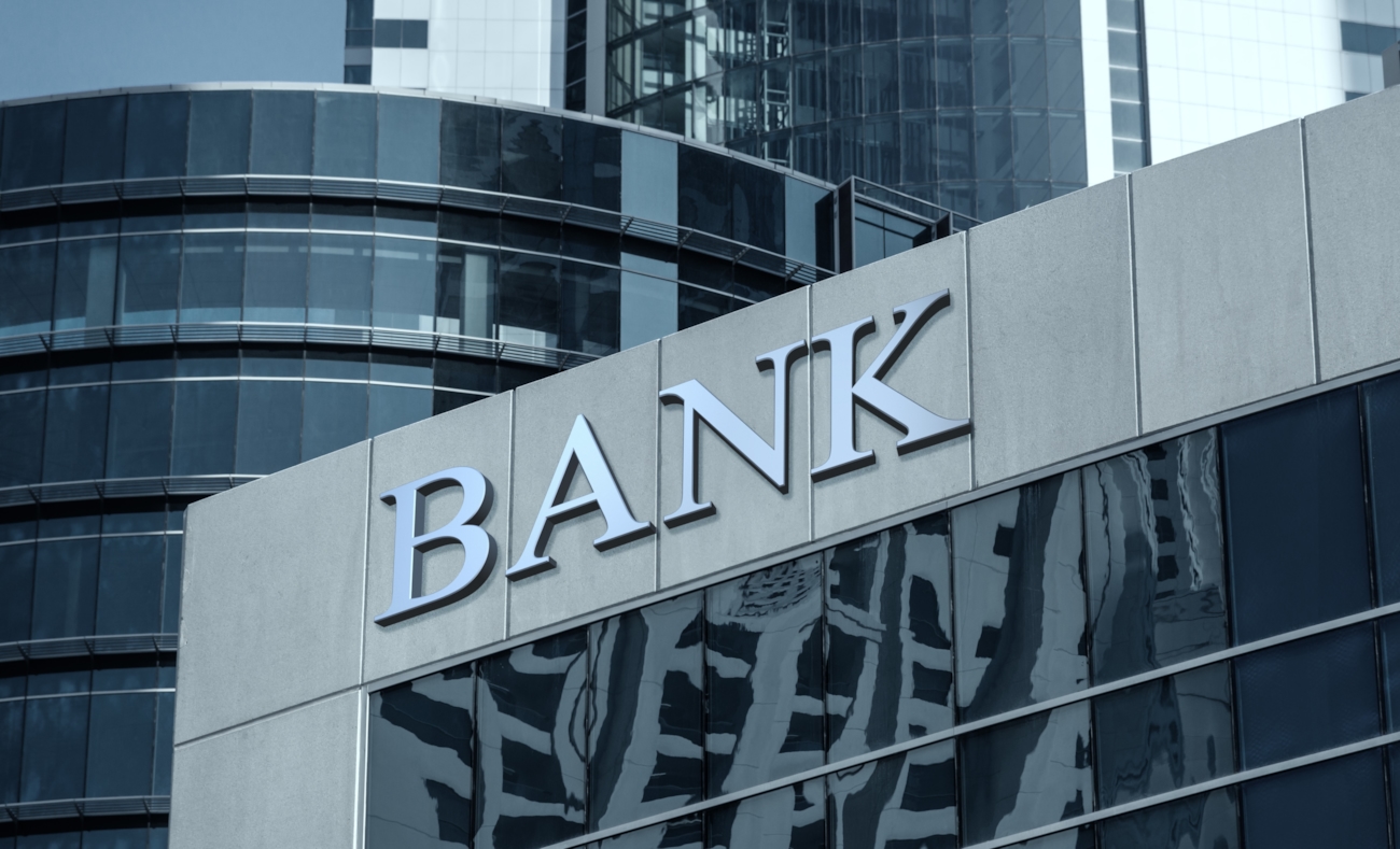 En moderne bygning med et stort skilt "bank". Foto.