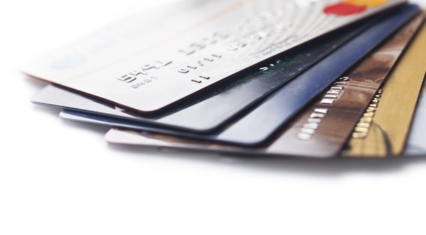 En god del av reduksjonen i kredittkortbruk må tilskrives lavere aktivitet pga koronasitasjonen. (illustrasjonsfoto)