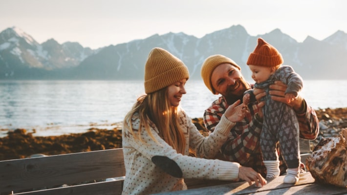 Familie, mor, far og barn, på brygge i Lofoten. Foto.