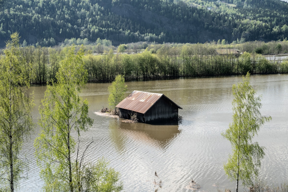 Flom i elv og skur under vann. Foto.