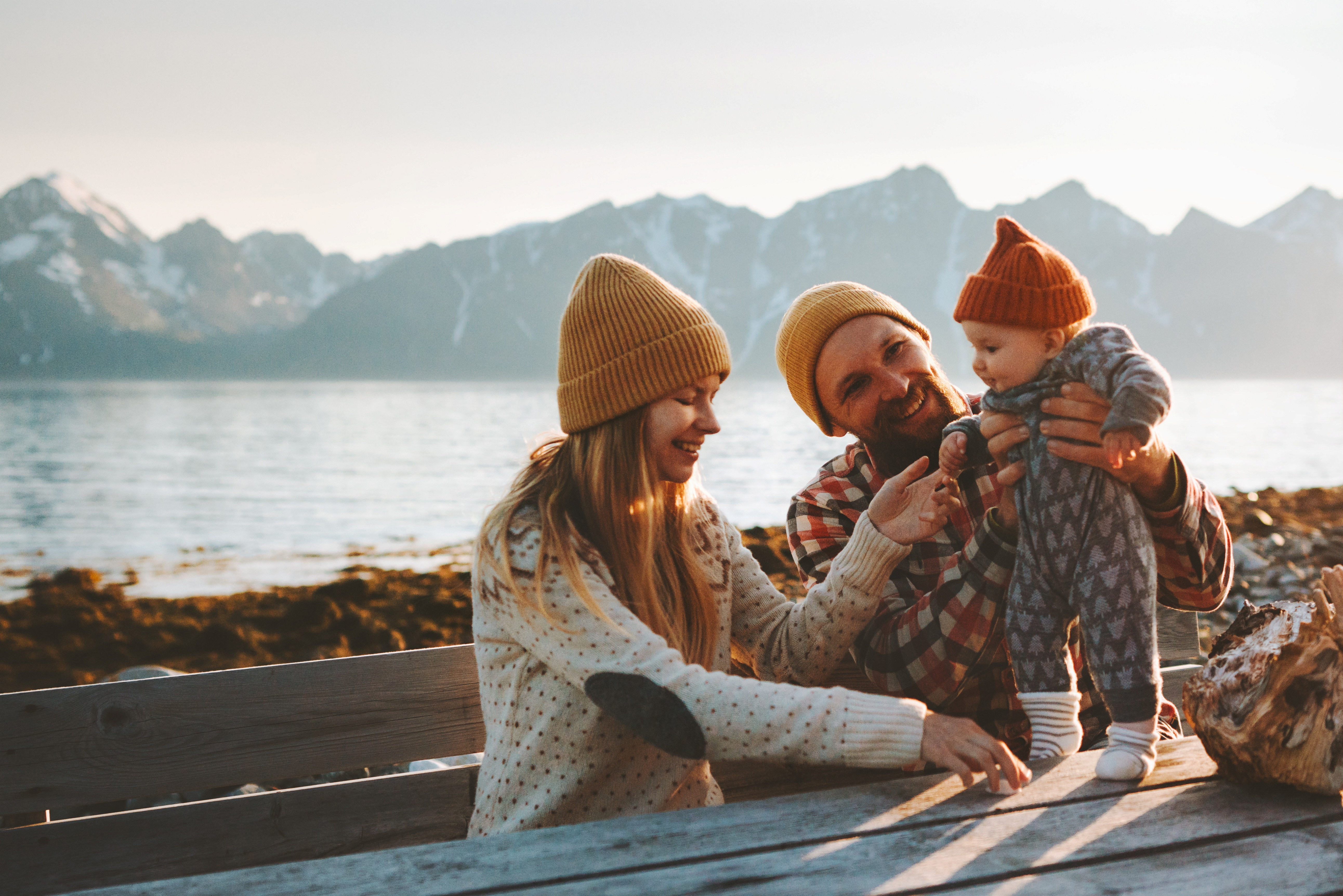 Familie, mor, far og barn, på brygge i Lofoten. Foto.