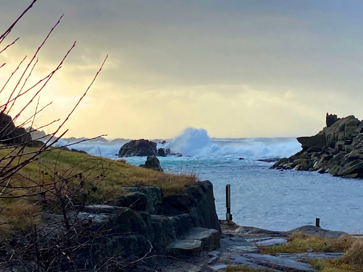 Utsikt over opprørt hav. Foto.