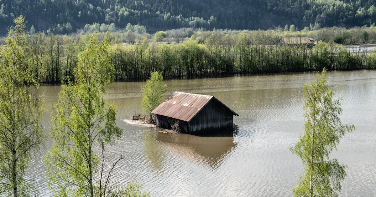 Hus i vann etter flom. Foto.