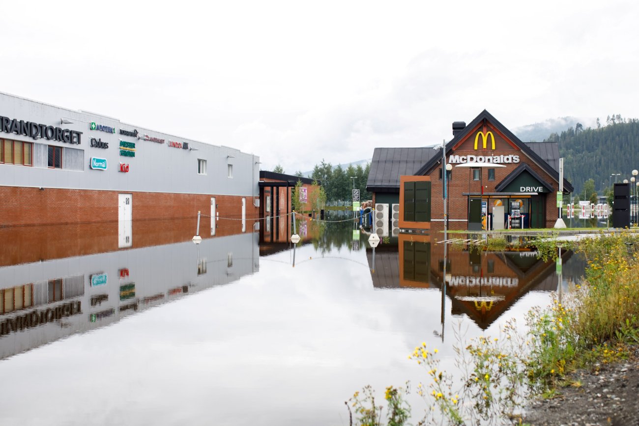 Parkeringsplass og bygninger som står i vann