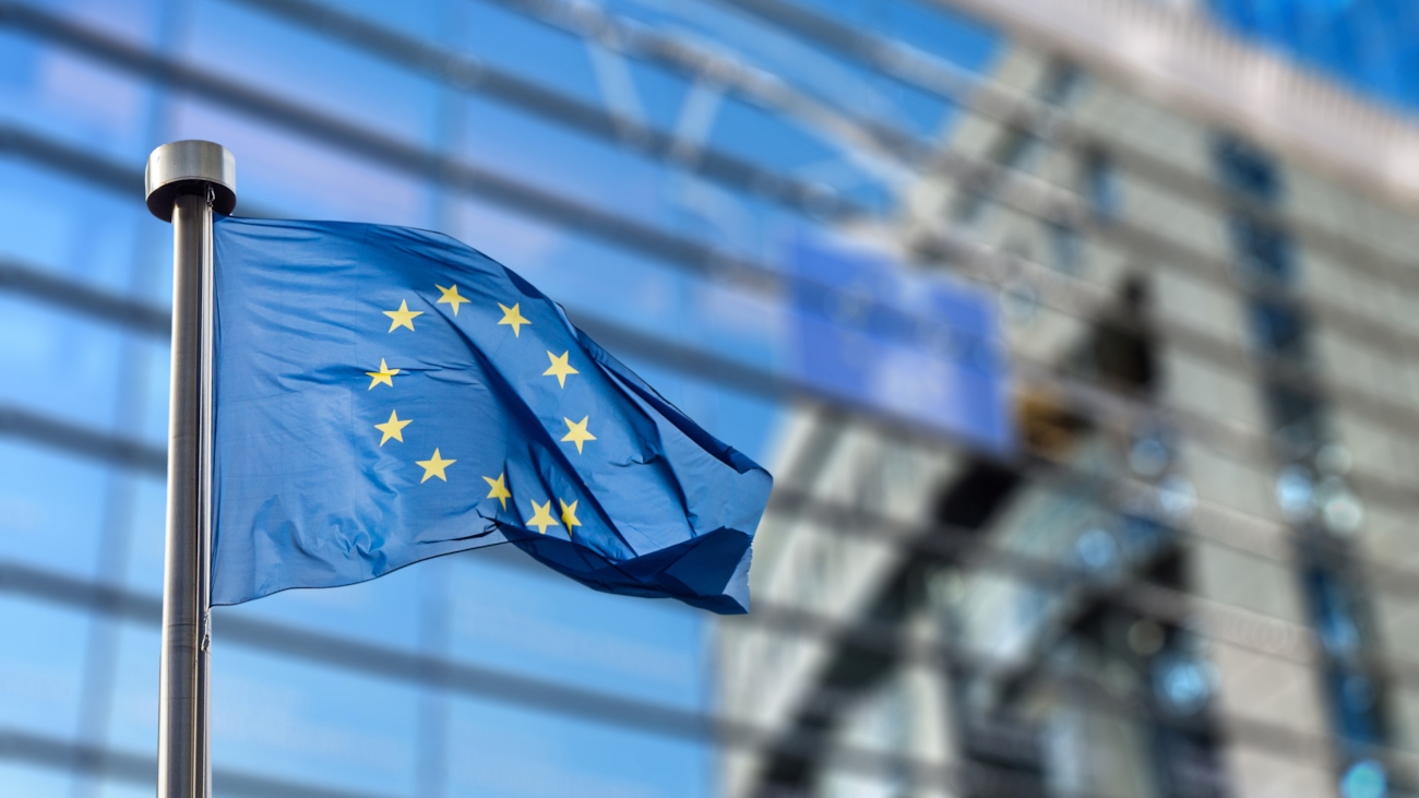 EU-flagget i vinden foran Europaparlamentet. Foto.