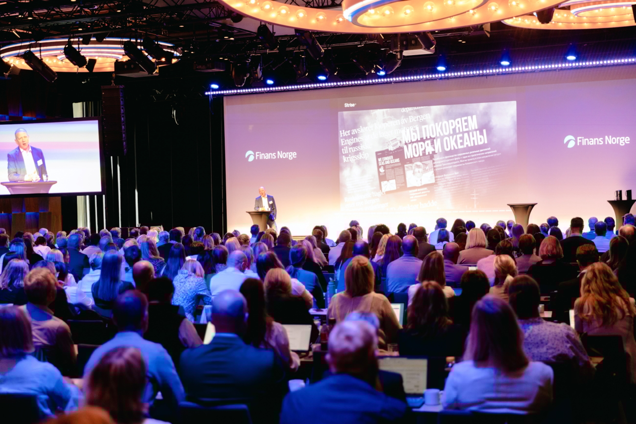 Robin Lycka, Solution Architect fra Strise står på scenen under Finans Norges fagseminar anti-hvitvasking og terrorfinansiering.