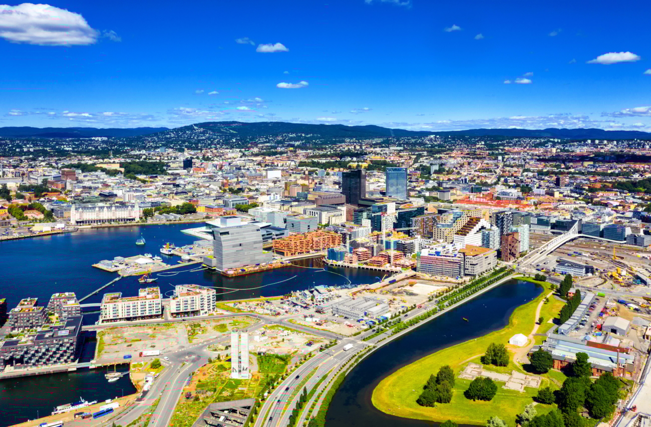 Bybilde over Oslo tatt fra Ekeberg utover Sørenga/Bjørvika og videre utover. Foto.