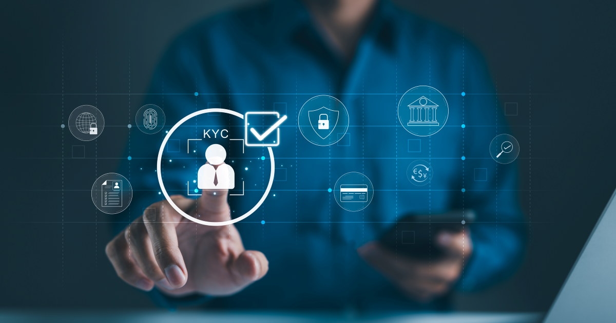 Interaktivt KYC-samsvarsgrensesnitt med brukeren. Forretningspersonell som samhandler med et Know Your Customer (KYC)-overholdelses- og sikkerhetsgrensesnitt på digital skjerm. Identitetsverifisering, E KYC