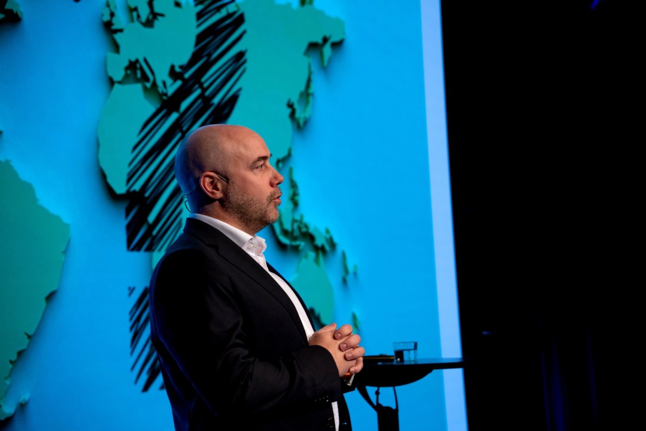 Pål Christian Waag på scenen under Betaling- og digitaliseringskonferansen 2025. Foto.