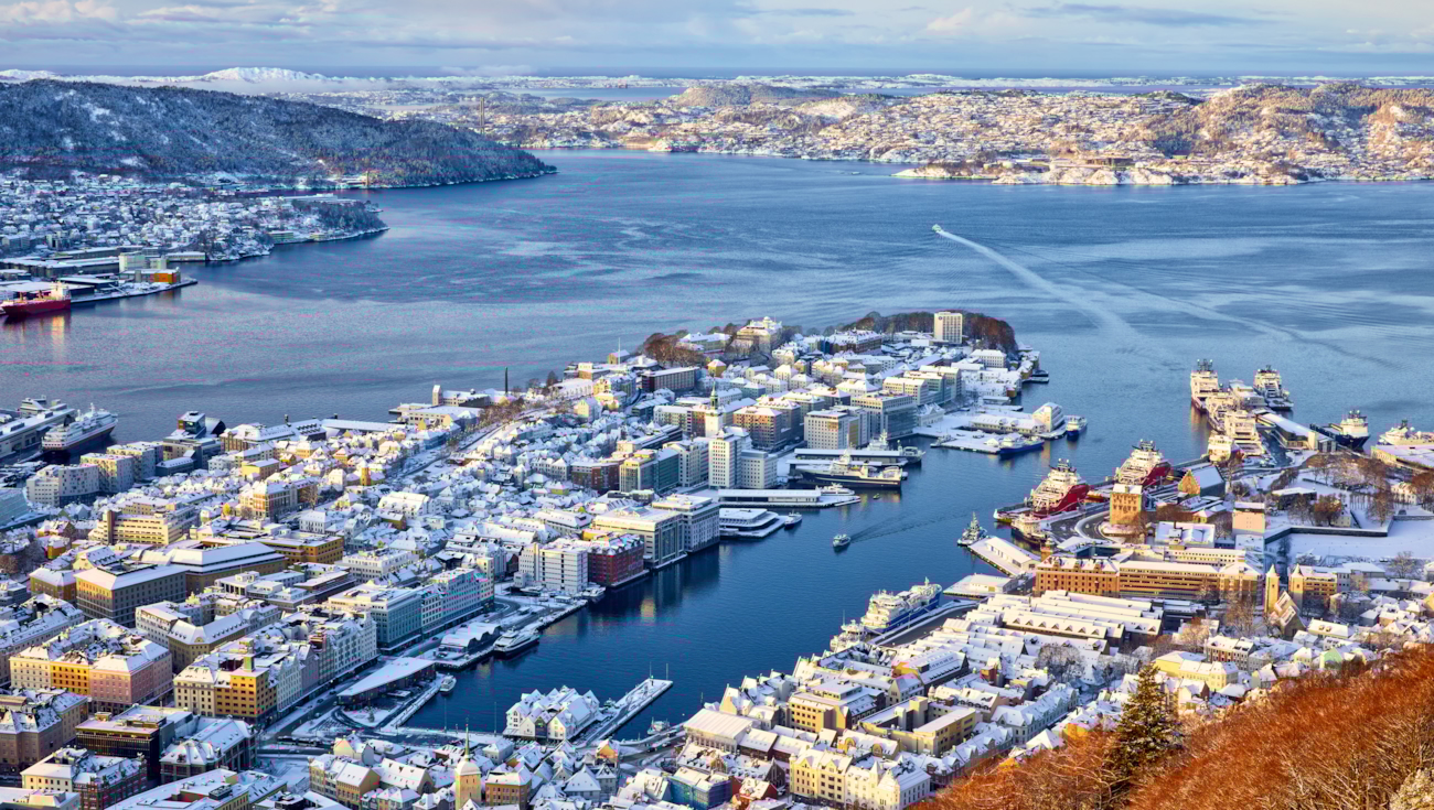 Utsikt over Bergen fra Fløyen tidlig på morgningen en vinter. Foto.