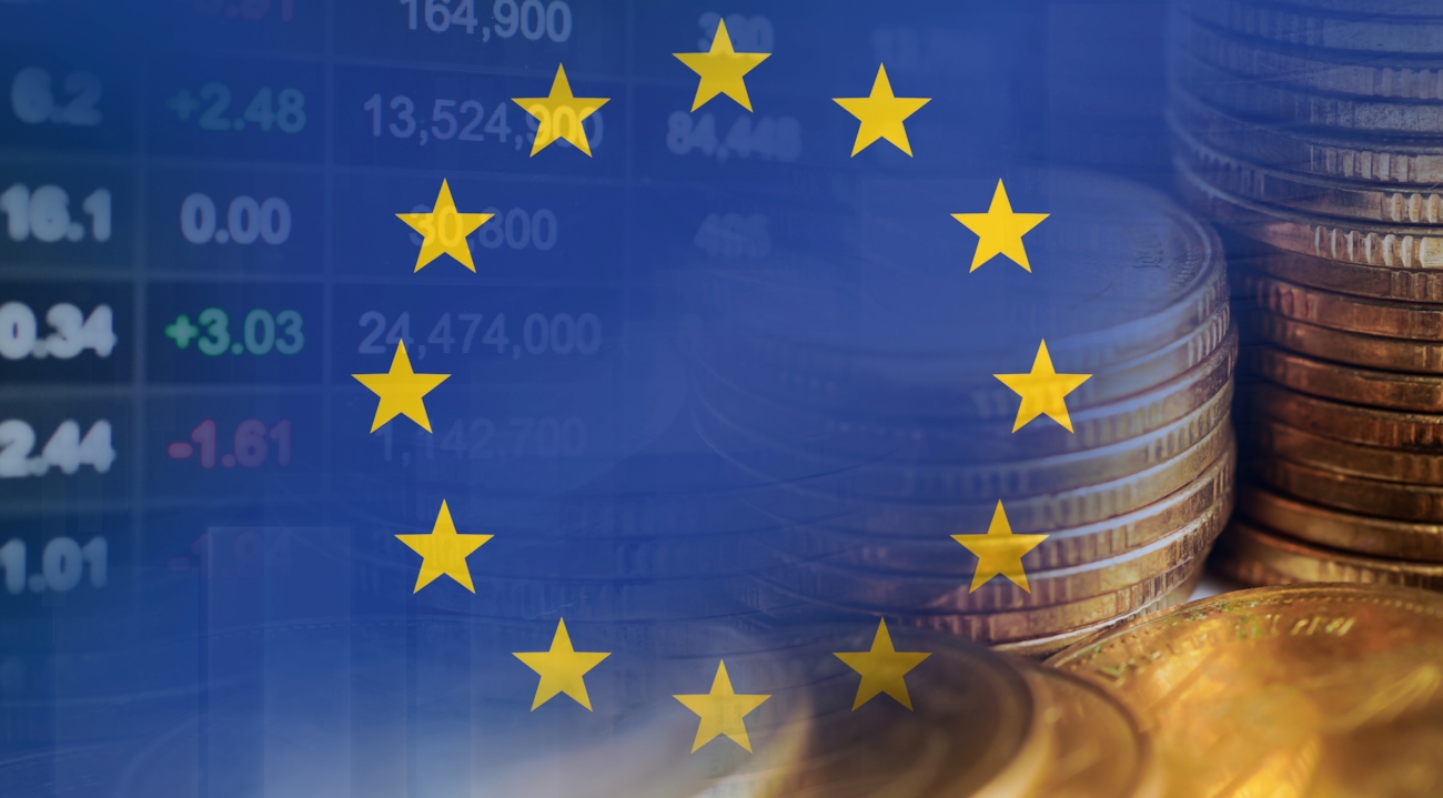 Pengetransaksjoner, med EU-flagget, ata, grafer og en person som bruker en laptop. Illustrasjon.