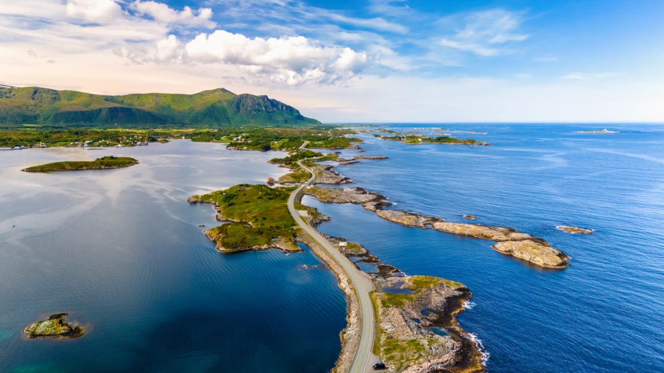Utsikt over Atlanterhavsveien i pent vær. Foto