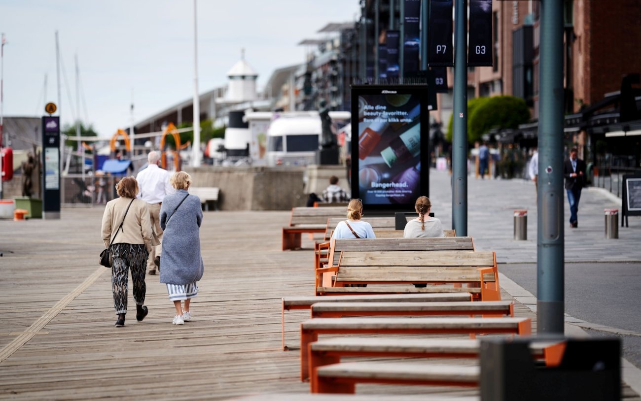 Aker Brygge en kald høstmorgen med få mennesker på gata. Foto.