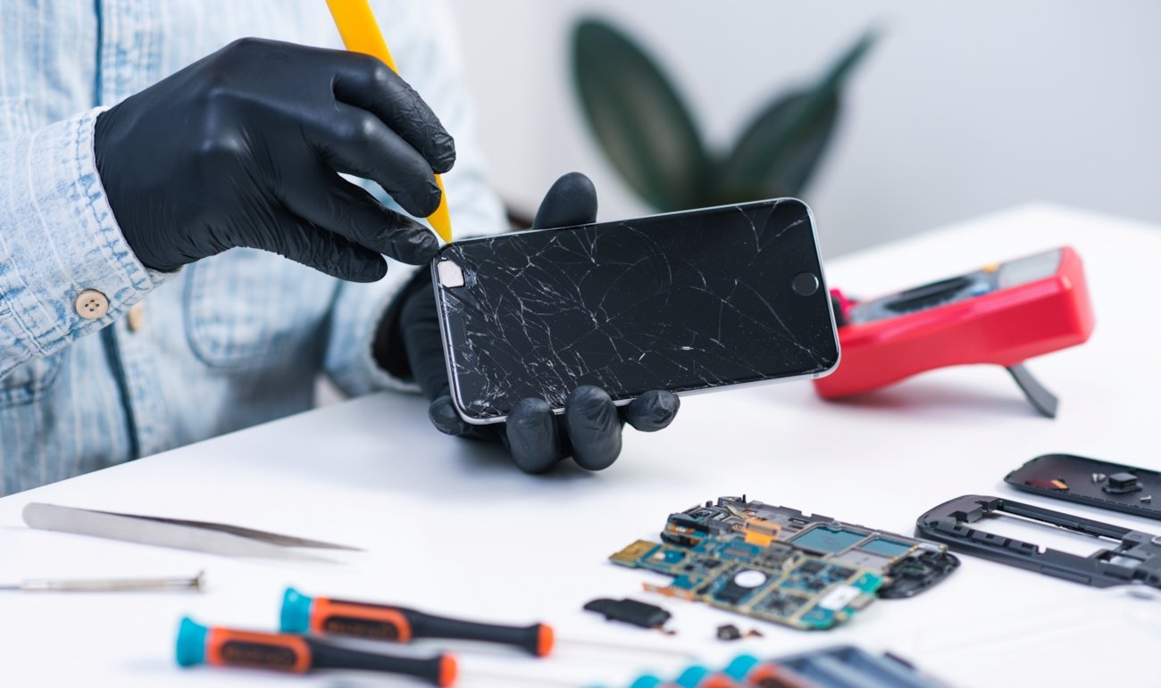 Ødelagt telefon som repareres.