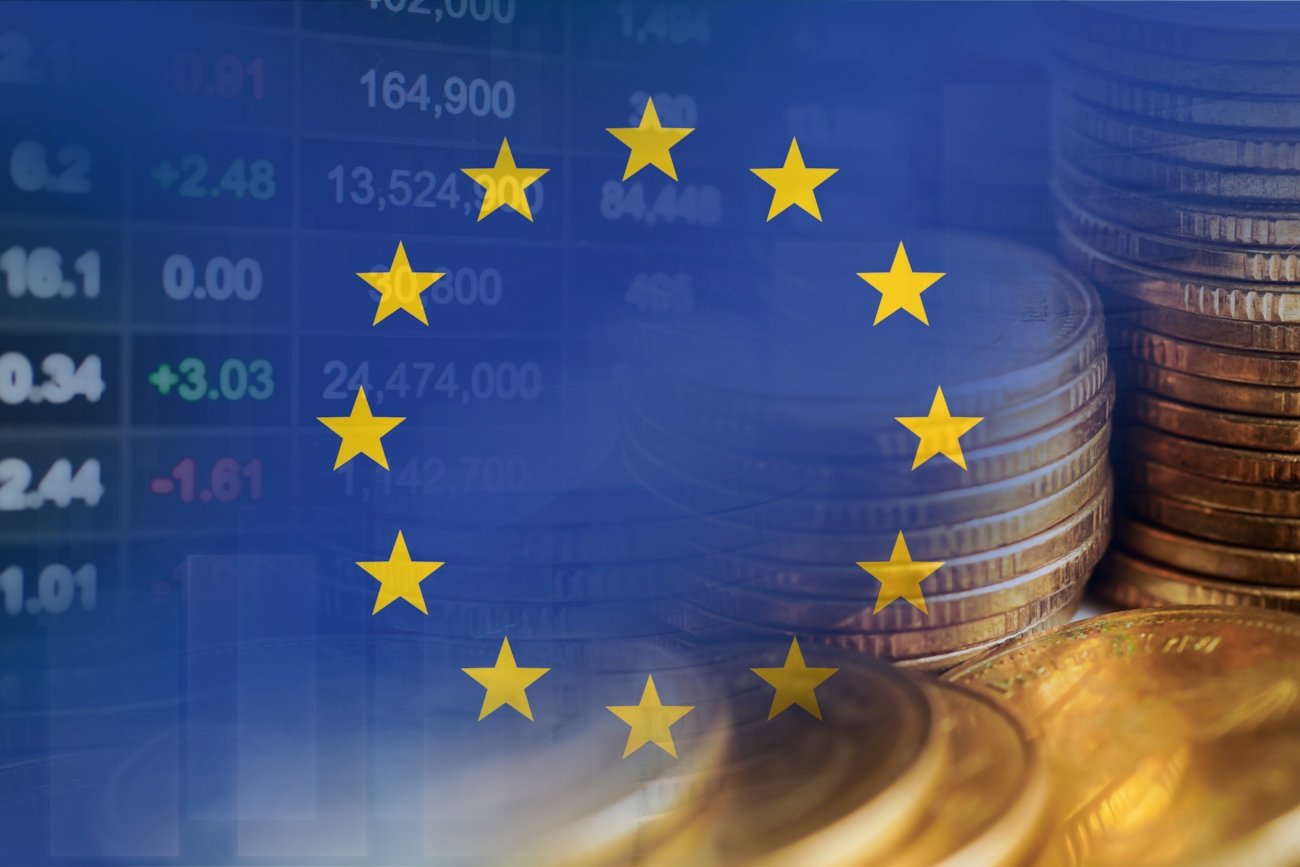 Pengetransaksjoner, med EU-flagget, ata, grafer og en person som bruker en laptop. Illustrasjon.