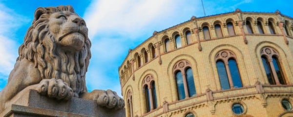 Illustrasjon av et bygg med vinduer. Foto.