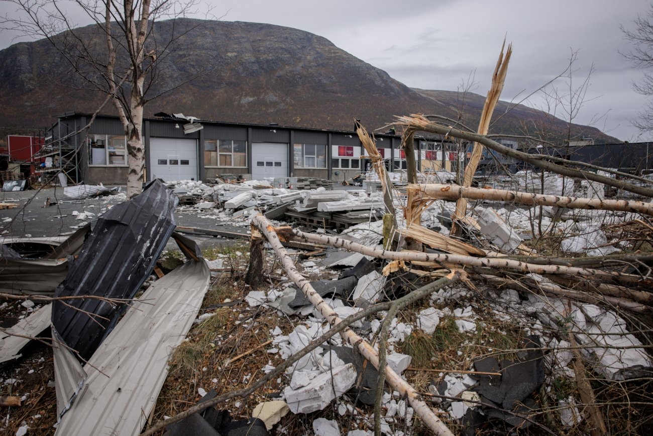 Materialer på bakken og brukne trær etter Amys herjinger.