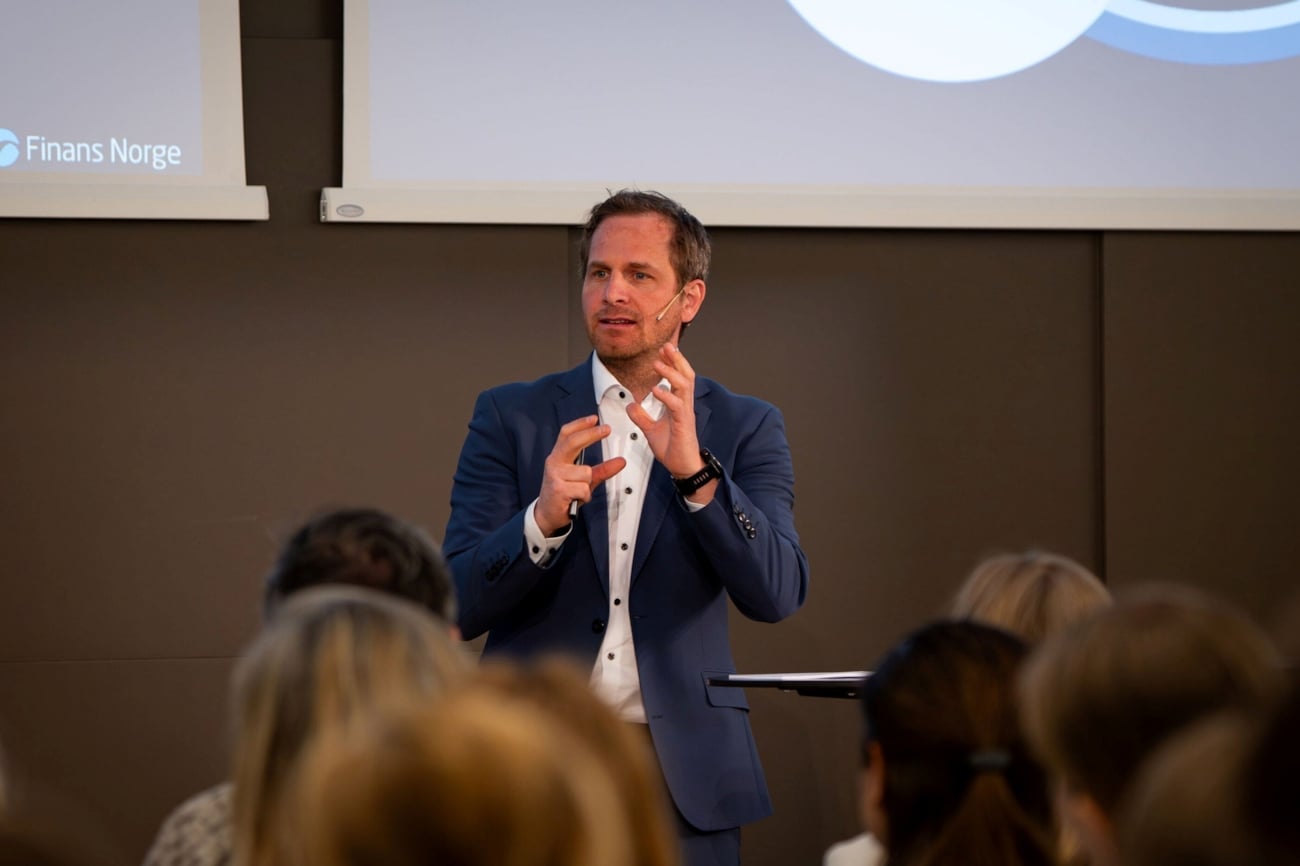 Kristian Ruth, direktør for bærekraft i Finans Norge, holder et innlegg på Bærekraftskonferansen 2026.