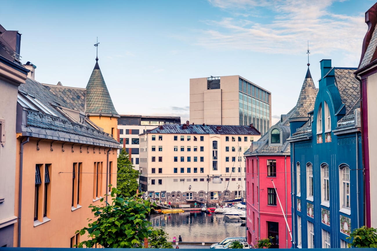 Fargerikt bybilde av en sidegate i Ålesund. Foto.