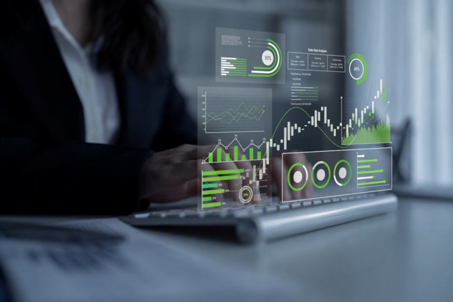 Person som arbeider med digitale analyser og grønne datavisualiseringer på skjerm. Illustrerer analyse av bærekraftsdata, rapportering og datadrevet innsikt.