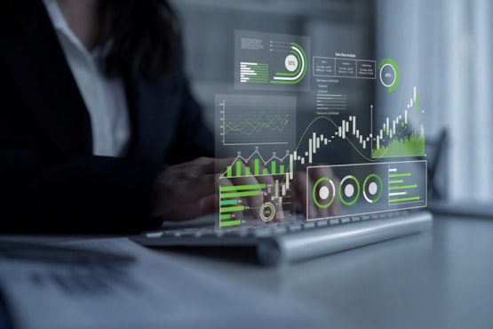 Person som arbeider med digitale analyser og grønne datavisualiseringer på skjerm. Illustrerer analyse av bærekraftsdata, rapportering og datadrevet innsikt.