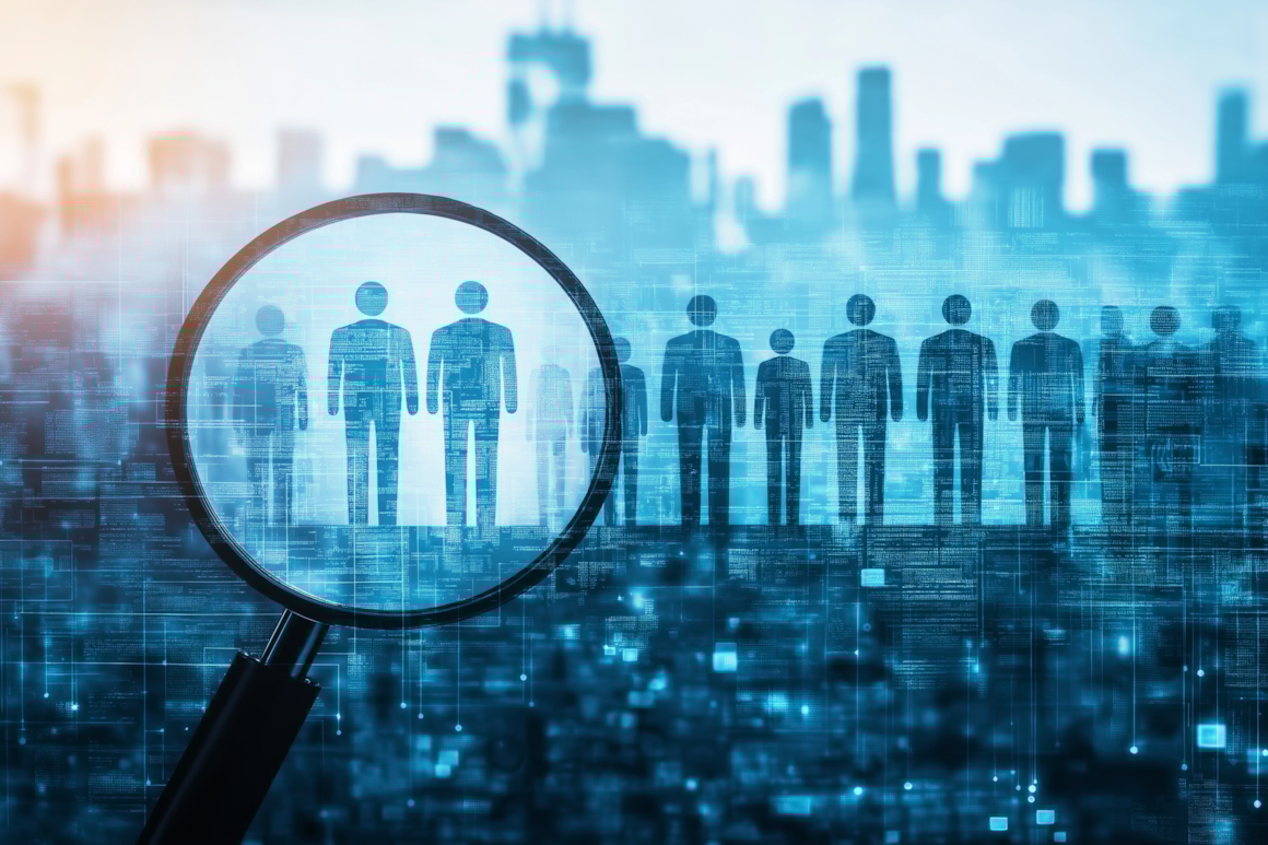 Forstørrelsesglass over personfigurer med bybakgrunn. Bilde.