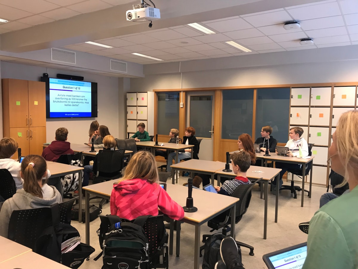 Elever i et klasserom som spiller Kahoot. foto.